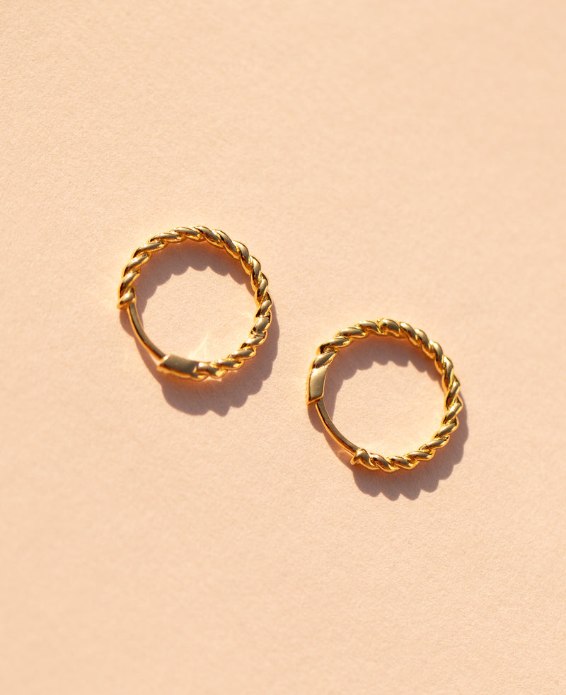Medium Twist Hoops Gold