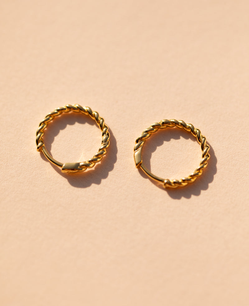 Medium Twist Hoops Gold